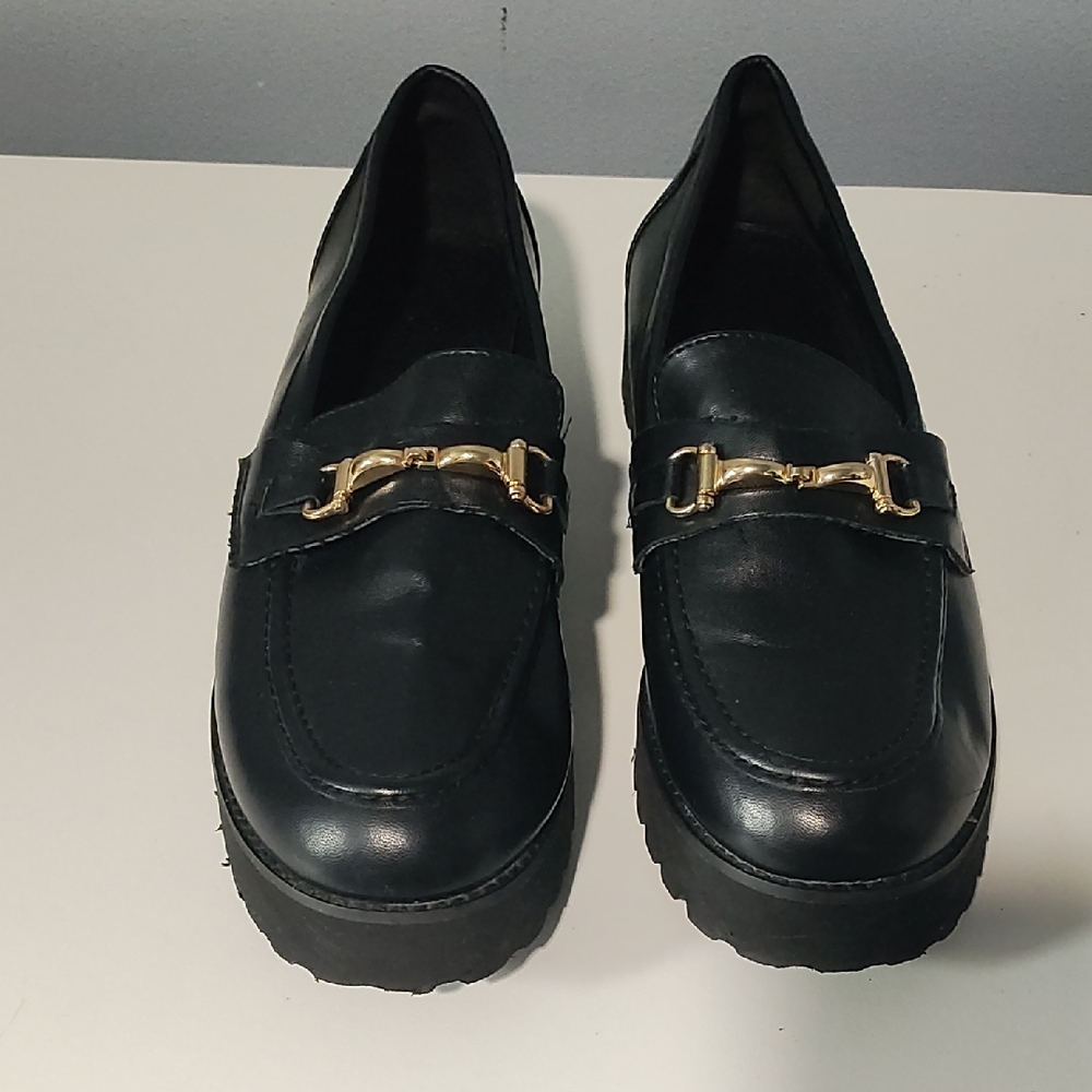 Impire Elegant Black Loafers with Gold Accent Size 8